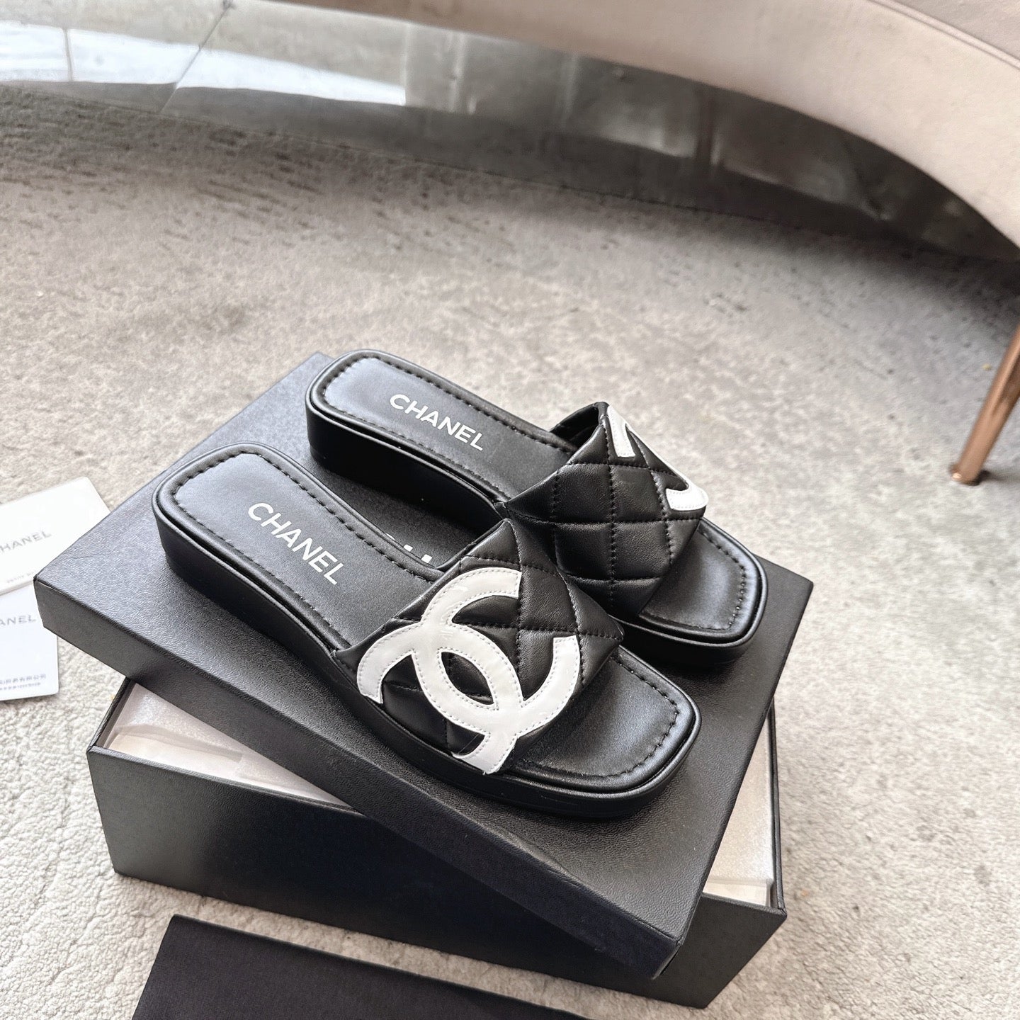 SLIPPERS IN BLACK CALFSKIN QUILTED