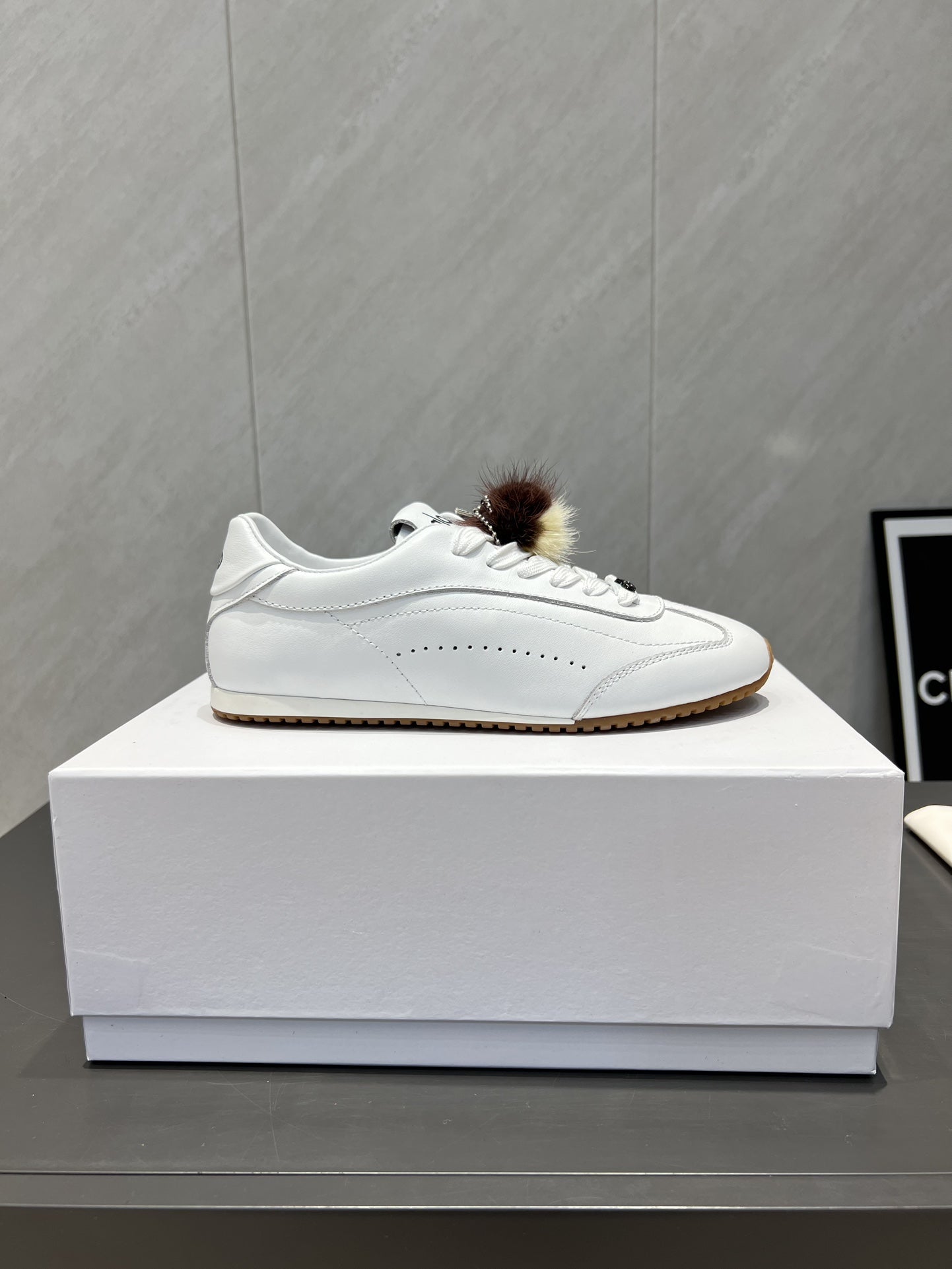 ALO 25S SUNSET SNEAKER IN WHITE LAMBSKIN WITH PUFF CHARM