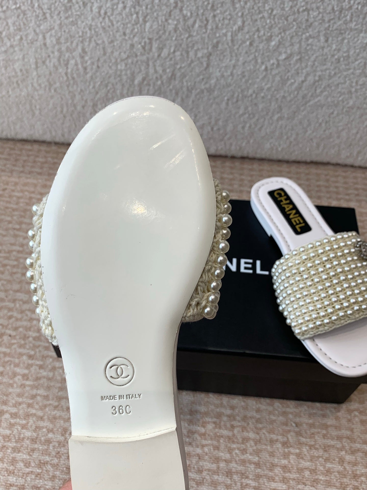 FLAT SLIDE IN WHITE LAMBSKIN WITH PEARLS