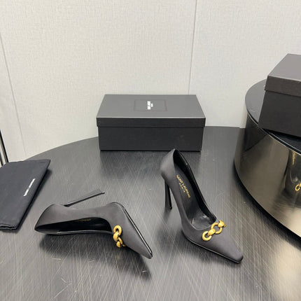 HIGH PUMPS IN BLACK SILK ATTACHED GOLD CHAIN