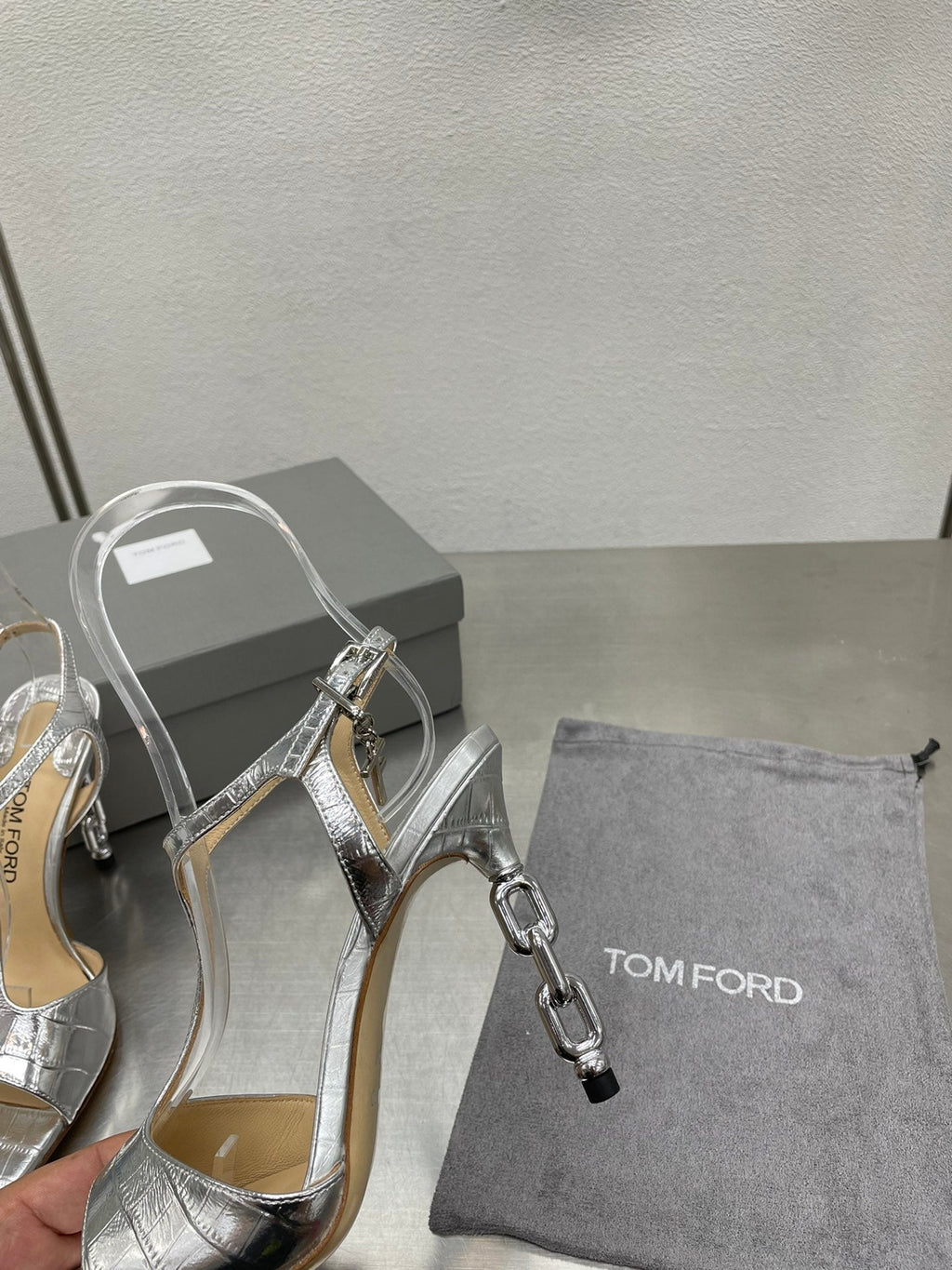 HIGH-HEELED T-STRAP SANDAL IN SILVER CALFSKIN