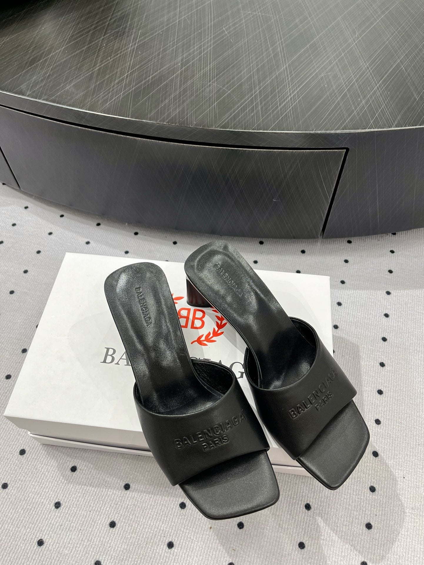 SQUARE-TOE MULES MEDIUM HEEL IN BLACK CALFSKIN LOGO EMBOSSED