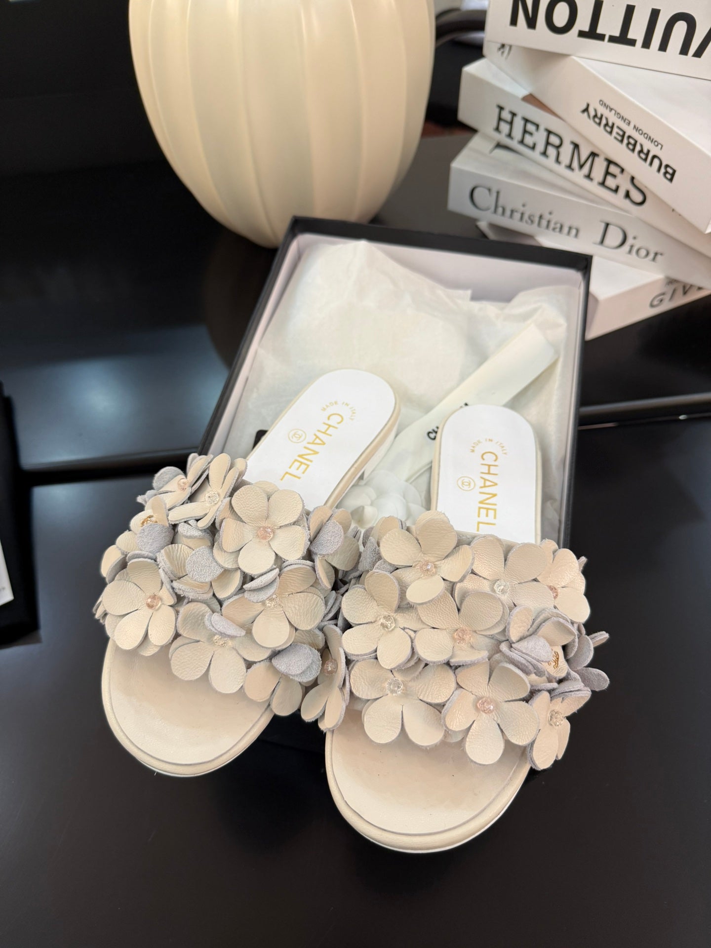 FLAT MULE 15 MM IN PALE GRAY CALFSKIN