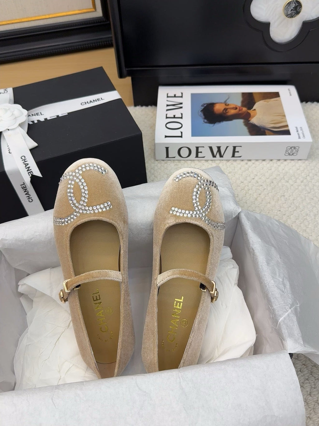 MARY JANE SHOES IN SAND BROWN VELVET WITH CRYSTALS LOGO
