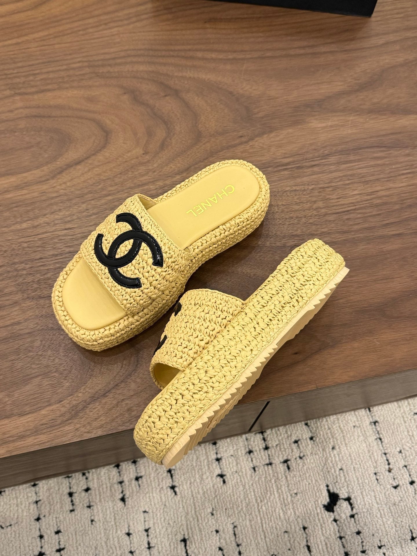 CHANEL 26S PLATFORM SLIDES 40 MM IN PASTEL YELLOW WOVEN RAFFIA
