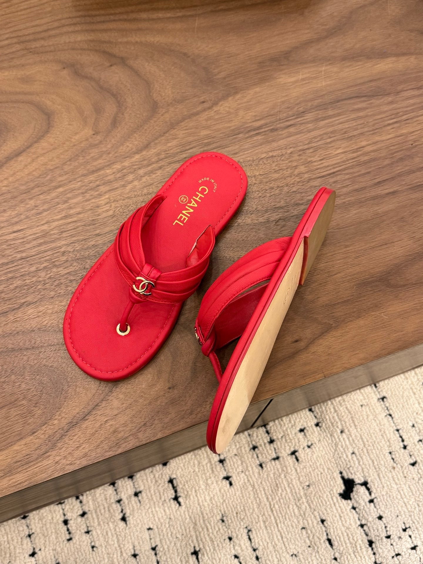 CHANEL 26S THONG SANDALS IN RED CALFSKIN WITH CC LOGO