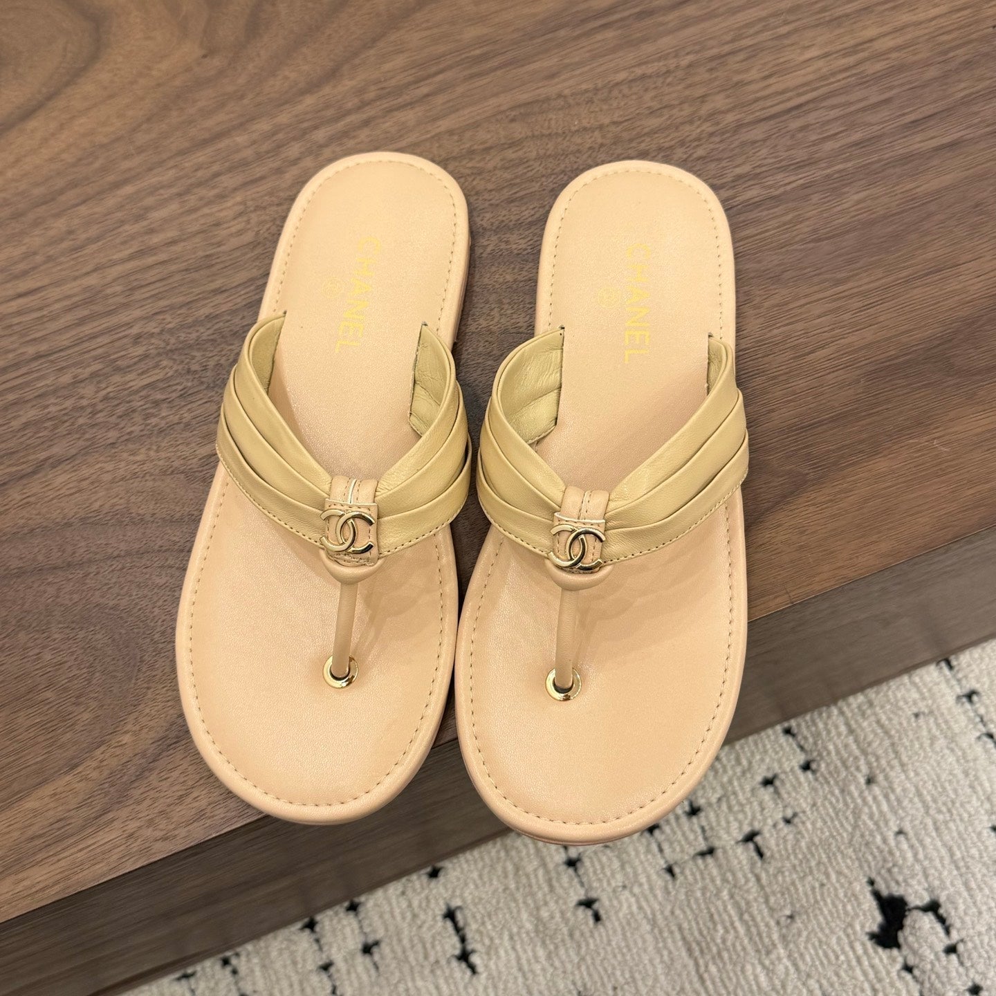 CHANEL 26S THONG SANDALS IN BEIGE CALFSKIN WITH CC LOGO