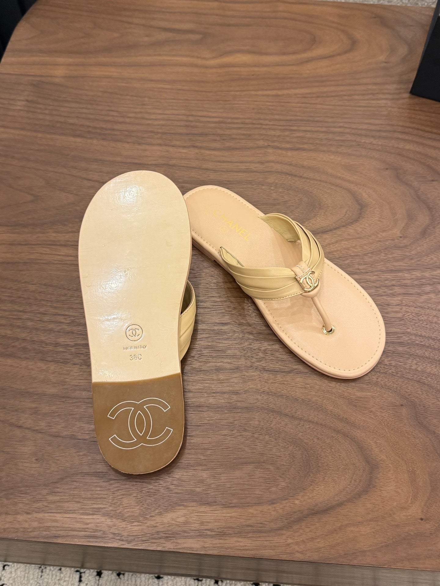 CHANEL 26S THONG SANDALS IN BEIGE CALFSKIN WITH CC LOGO