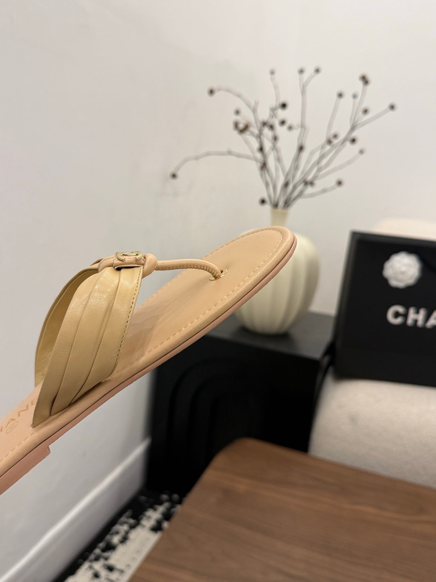 CHANEL 26S THONG SANDALS IN BEIGE CALFSKIN WITH CC LOGO