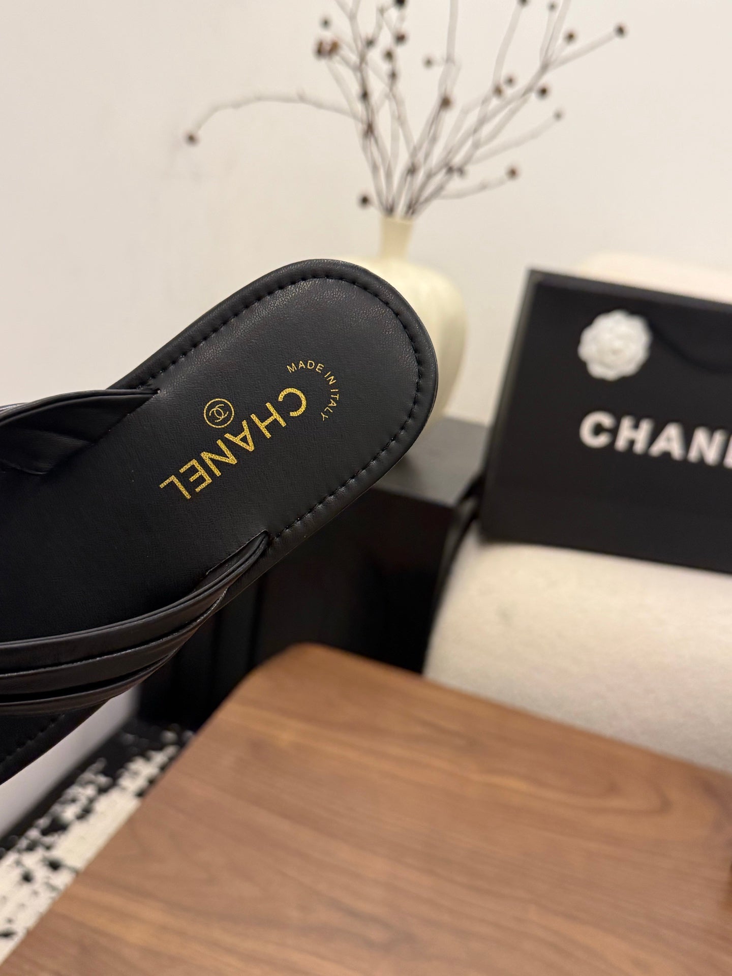 CHANEL 26S THONG SANDALS IN BLACK CALFSKIN WITH RHINESTONE CC LOGO