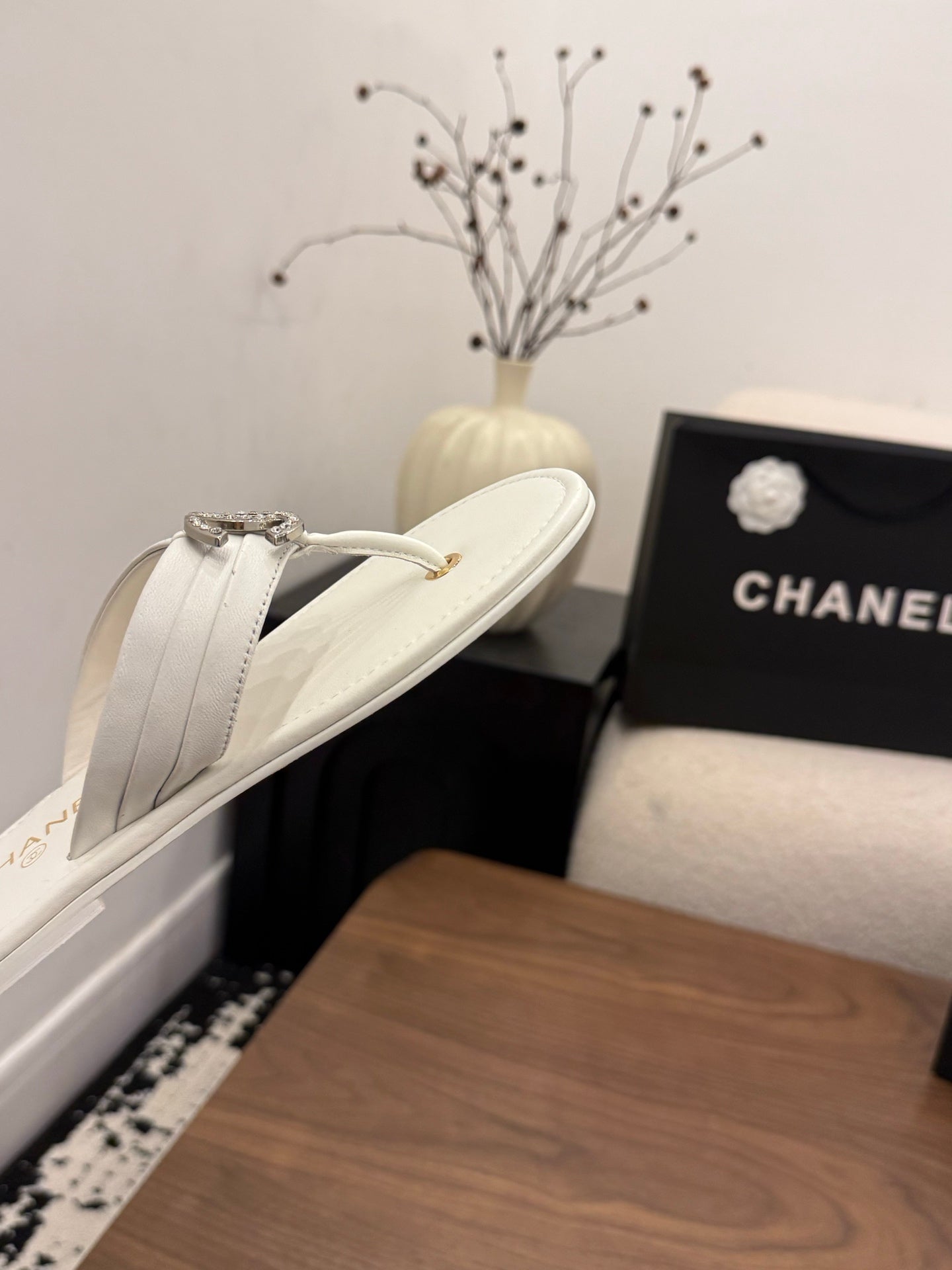 CHANEL 26S THONG SANDALS IN WHITE CALFSKIN WITH RHINESTONE CC LOGO