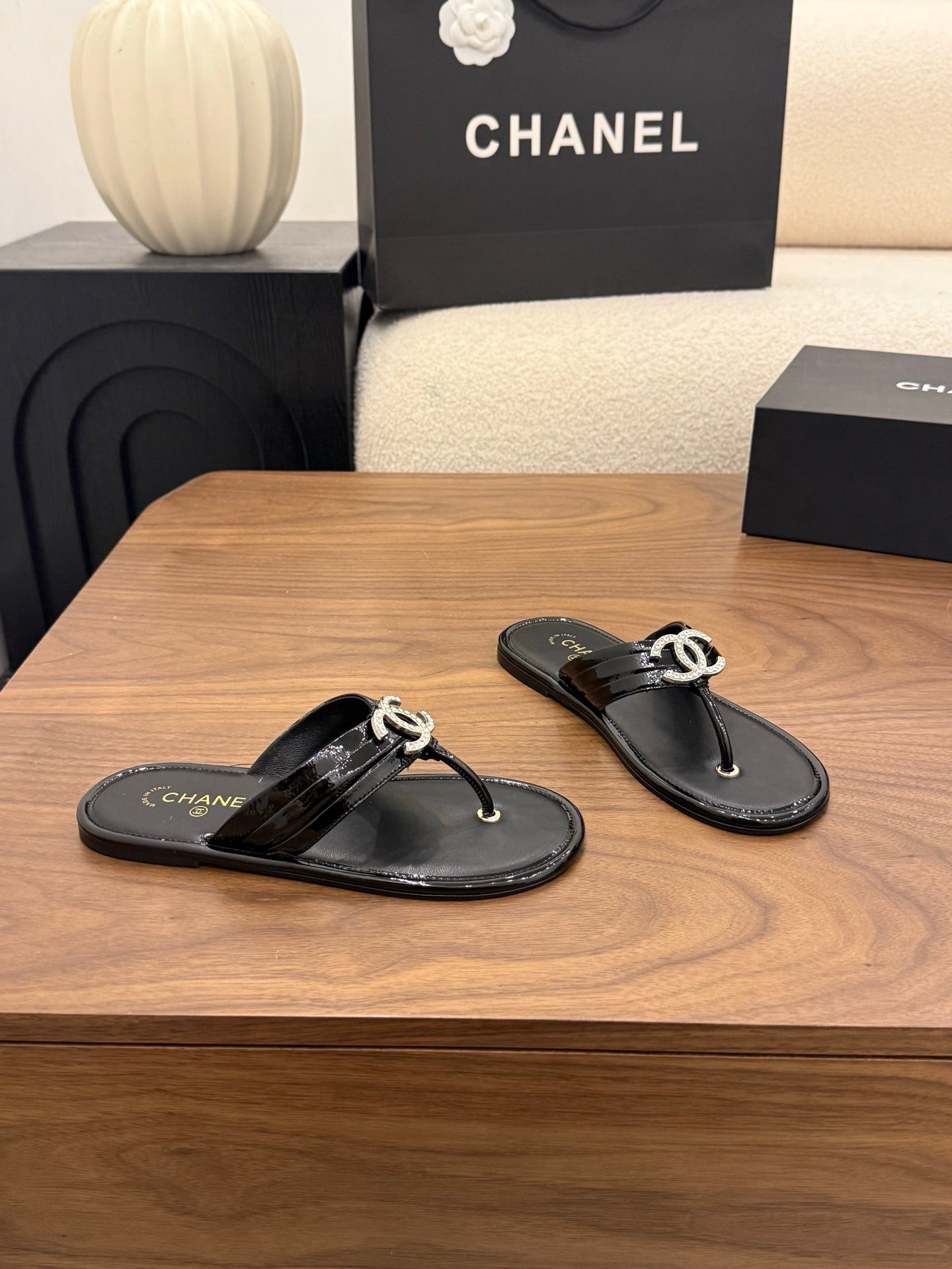 CHANEL 26S THONG SANDALS IN BLACK PATENT CALFSKIN WITH RHINESTONE CC LOGO