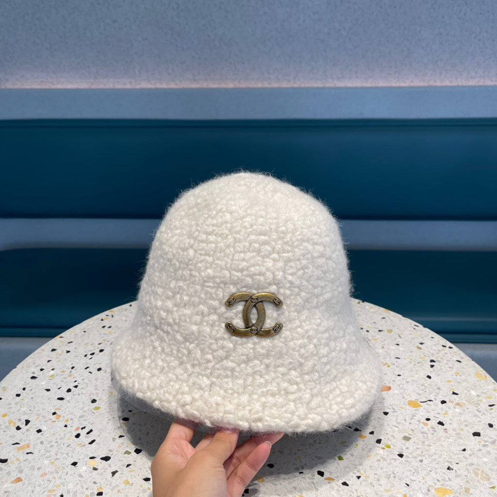 BUCKET HAT IN WHITE LAMB FUR 422035