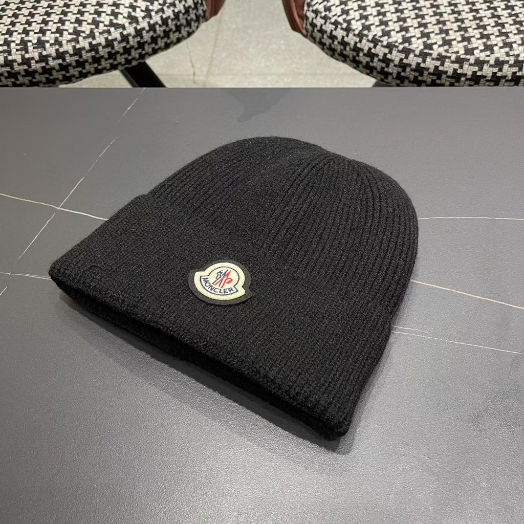 MONCLER BEANIE HAT IN BLACK WOOL 952646