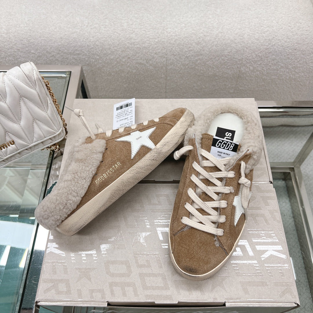 THICK-SOLED SUPER-STAR SABOTS IN BROWN SUEDE WITH WHITE STAR