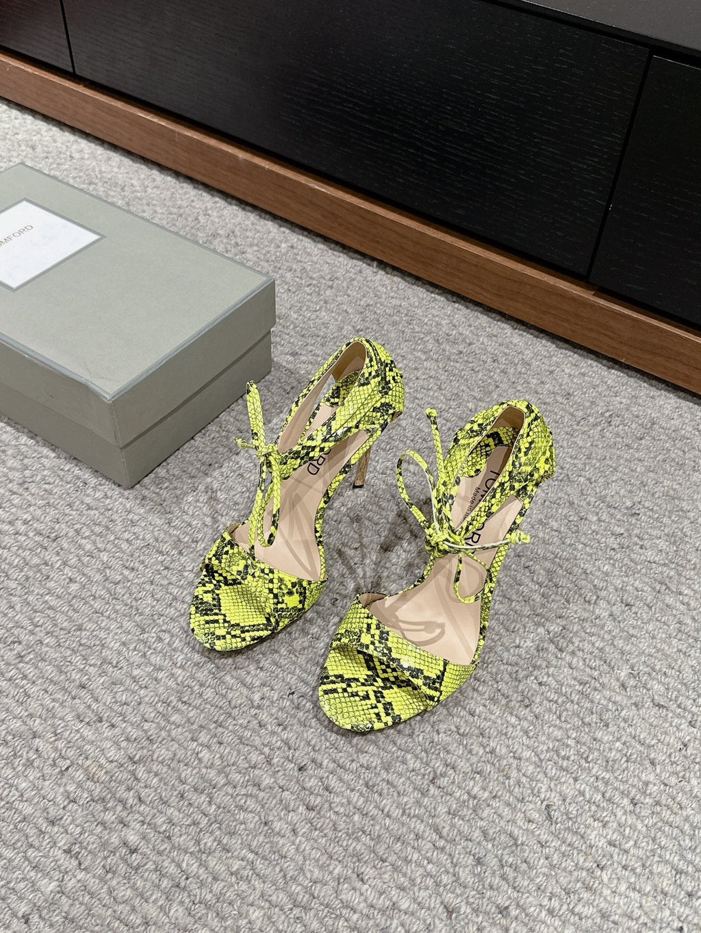 HIGH HEEL 10 CM SANDAL IN NEON YELLOW MIX BLACK CALFSKIN 684356