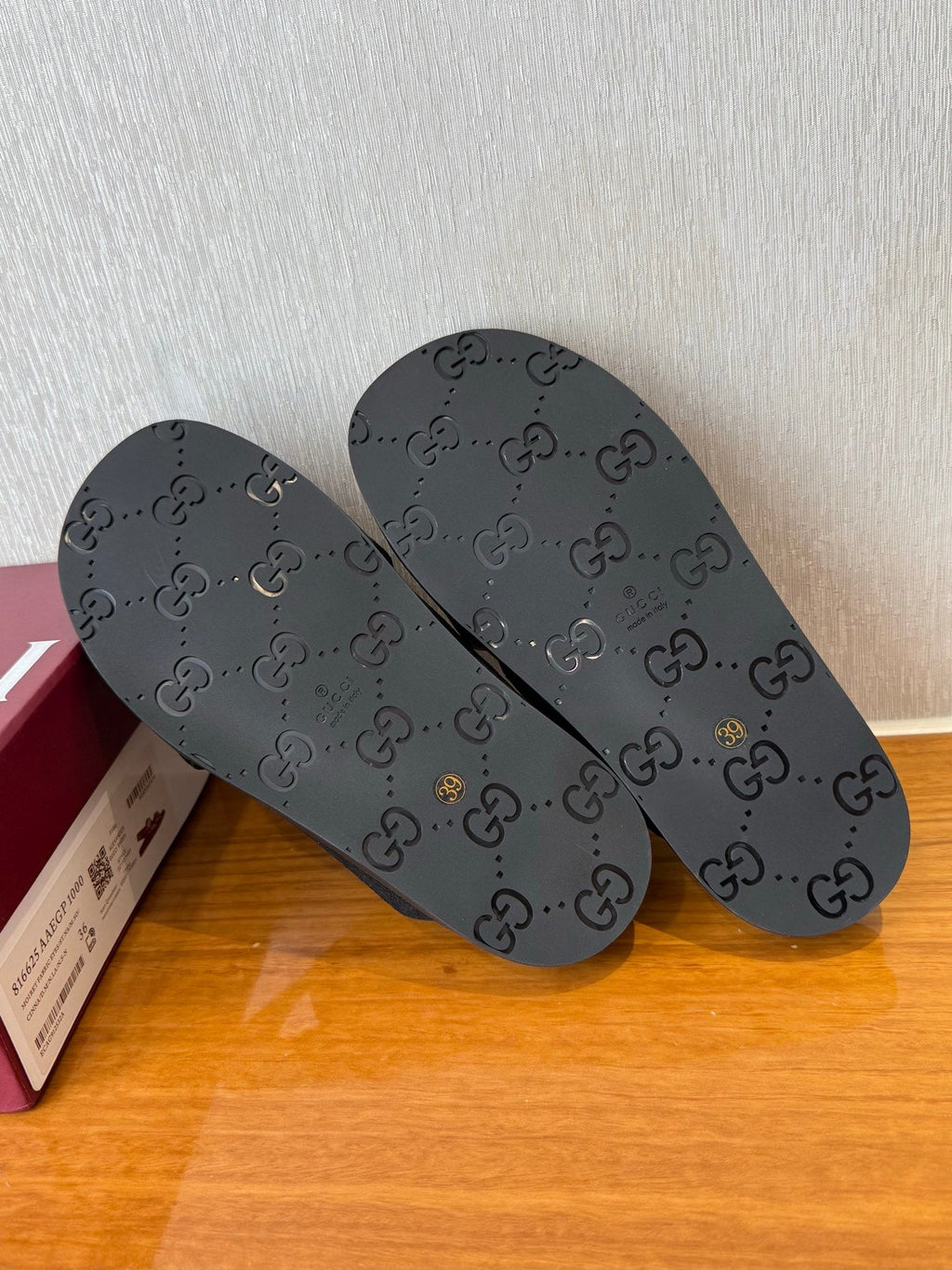 GG SLIDES X-STRAP IN BLACK SUEDE WITH EMBOSSED LOGO