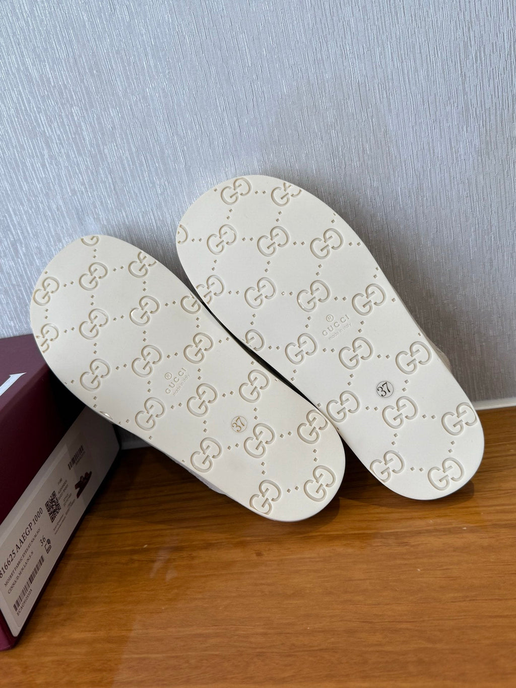 GG SLIDES X-STRAP IN WHITE SUEDE WITH EMBOSSED LOGO