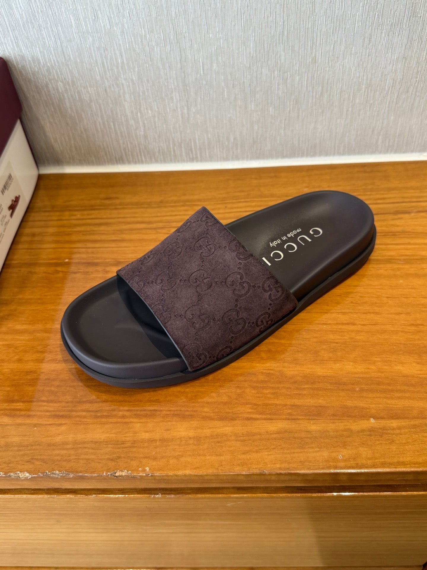 GG SLIDES IN DARK BROWN SUEDE WITH EMBOSSED LOGO