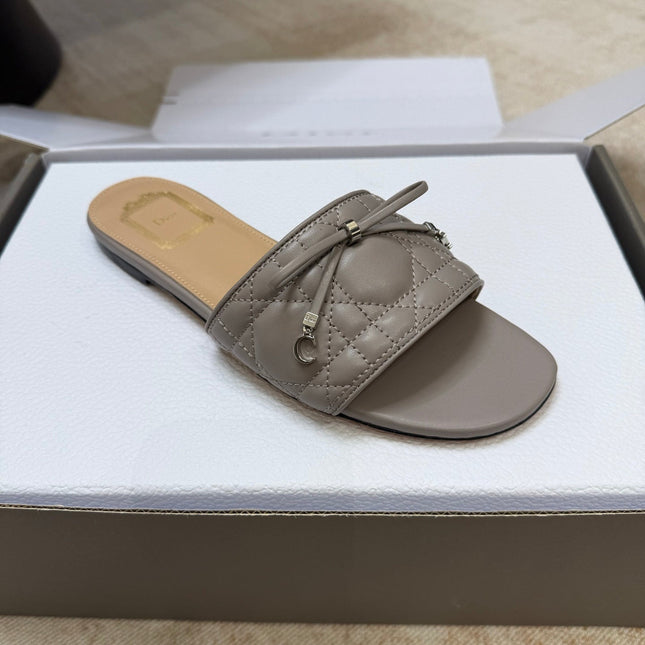 DIOR 26S DWAY CANNAGE SLIDE IN MUSHROOM GREY LAMBSKIN