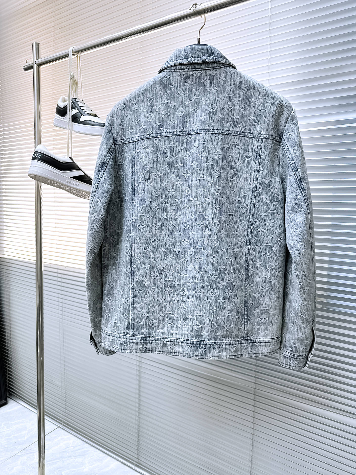LV SHIRT JACKET IN WHITE BLUE MONOGRAM DENIM 239126