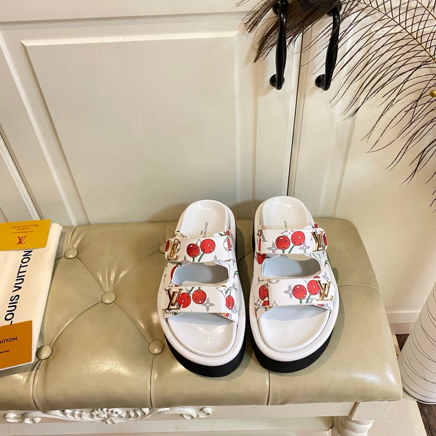 LV 26S WEDGE SLIDES 45 MM IN WHITE MONOGRAM COATED CANVAS WITH CHERRY PRINT