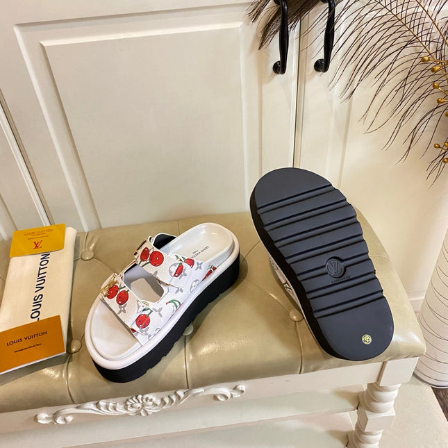 LV 26S WEDGE SLIDES 45 MM IN WHITE MONOGRAM COATED CANVAS WITH CHERRY PRINT