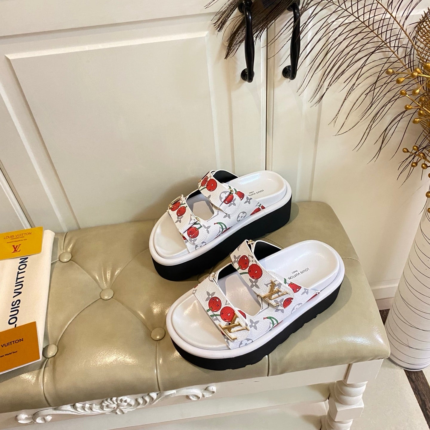LV 26S WEDGE SLIDES 45 MM IN WHITE MONOGRAM COATED CANVAS WITH CHERRY PRINT