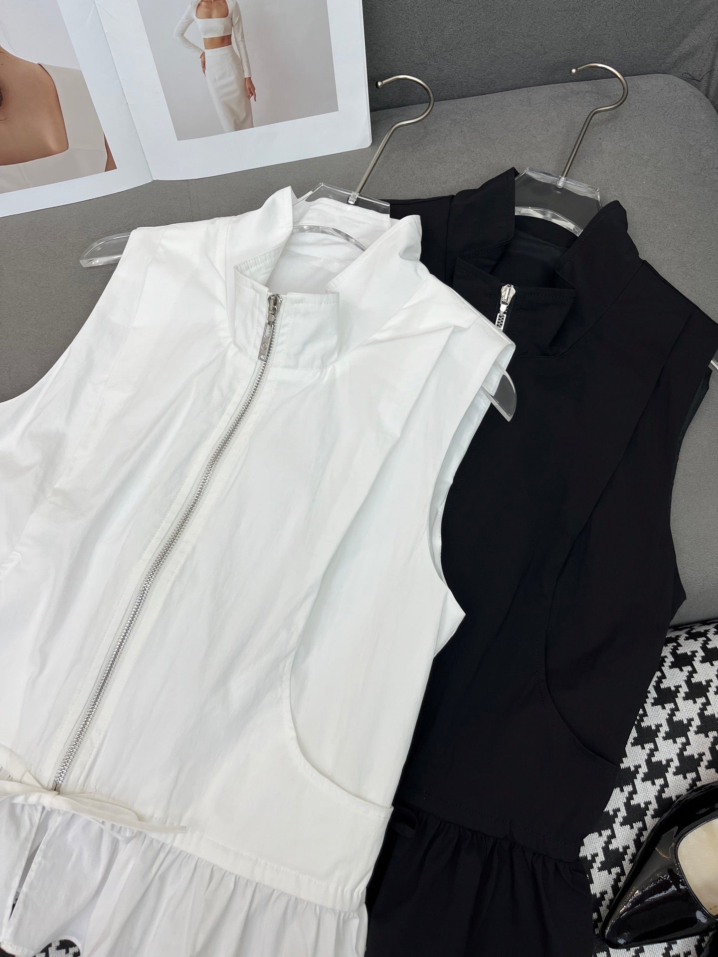 HIGH-NECK SLEEVELESS TOP WITH ZIP CLOSURE