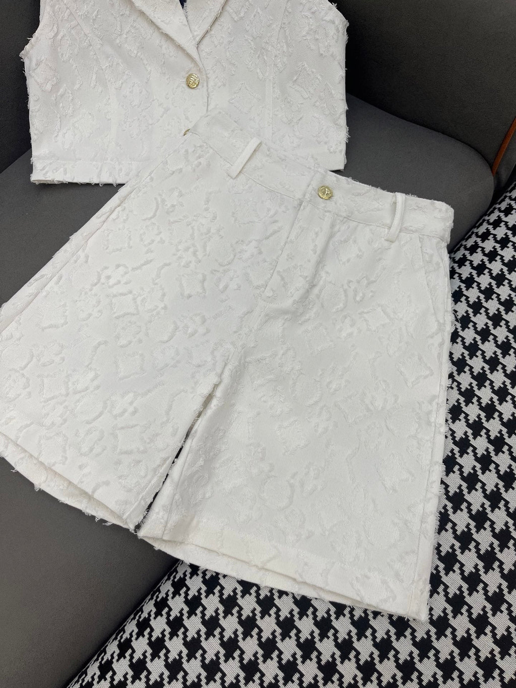 SET SLEEVELESS TOP AND SHORTS IN WHITE DENIM