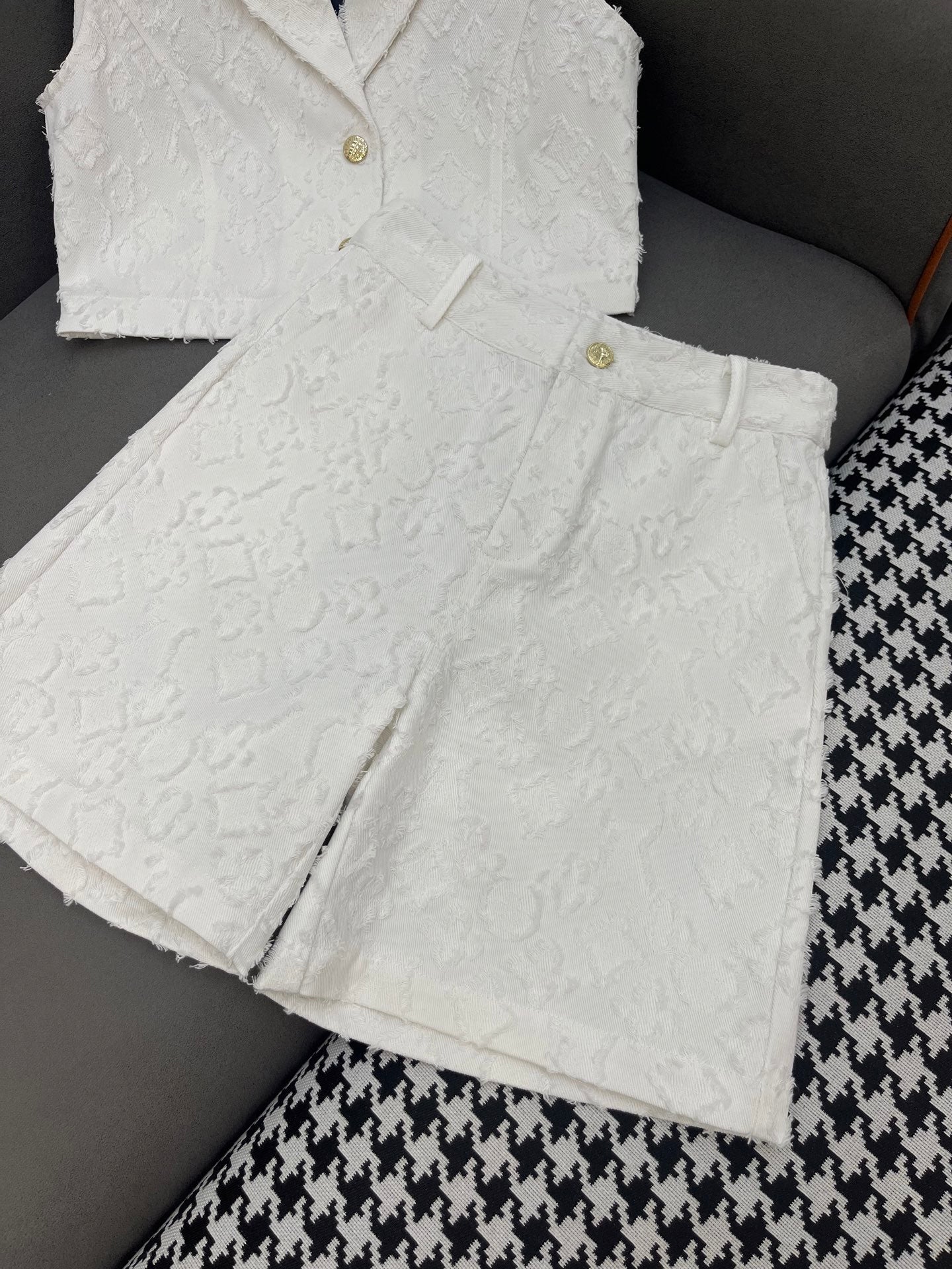 SET SLEEVELESS TOP AND SHORTS IN WHITE DENIM