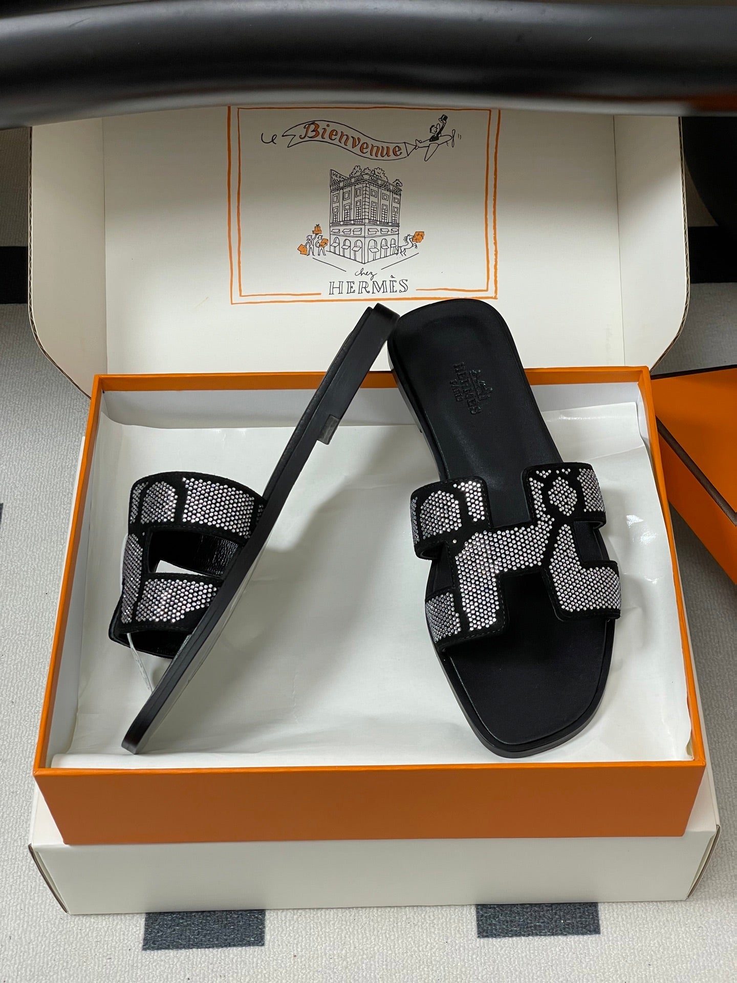 HM 25S ORAN SANDAL IN BLACK LAMBSKIN WITH WHITE STONE DETAILS