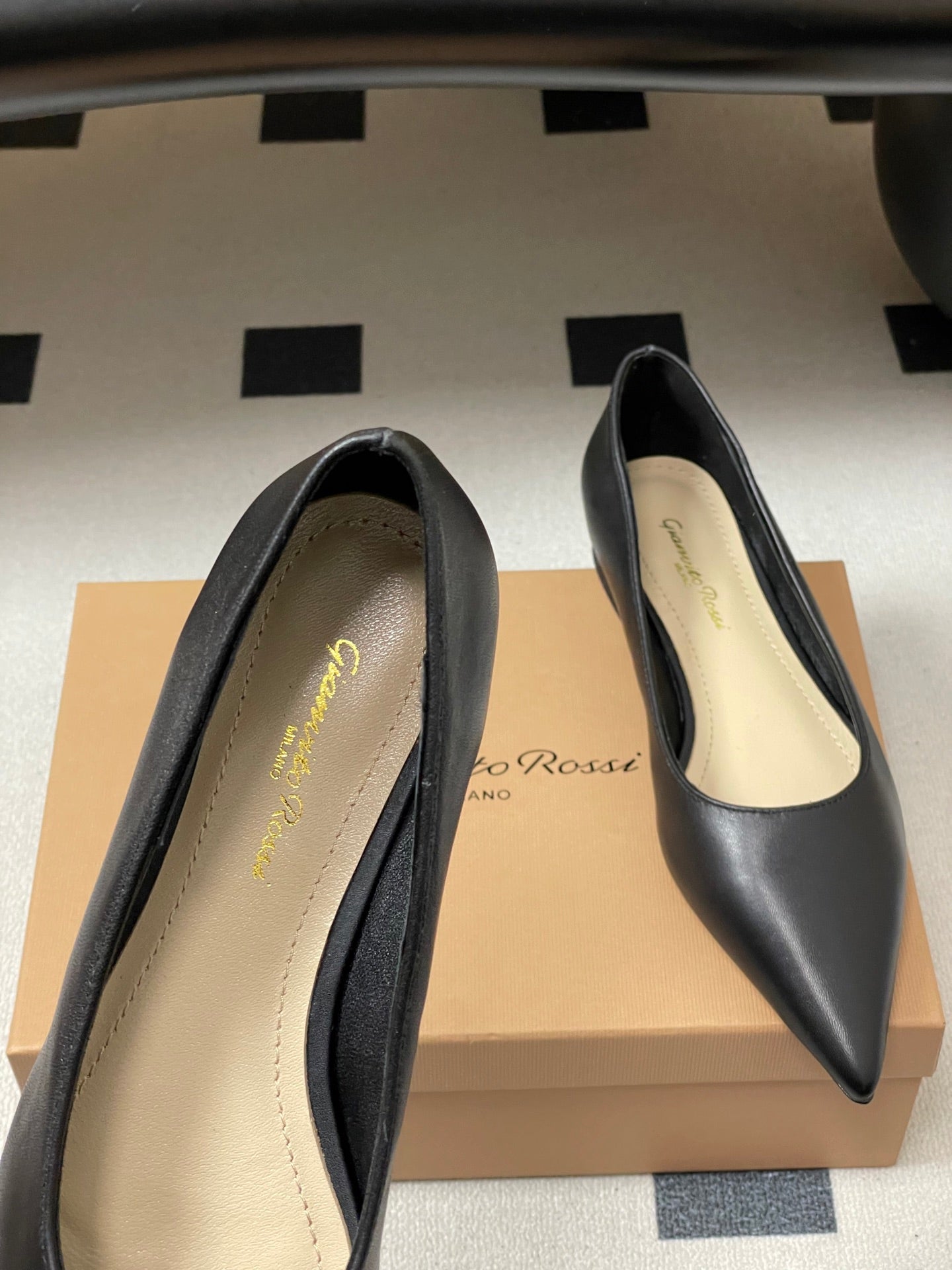 GIANVITO ROSSI 26S FLATS IN BLACK CALFSKIN