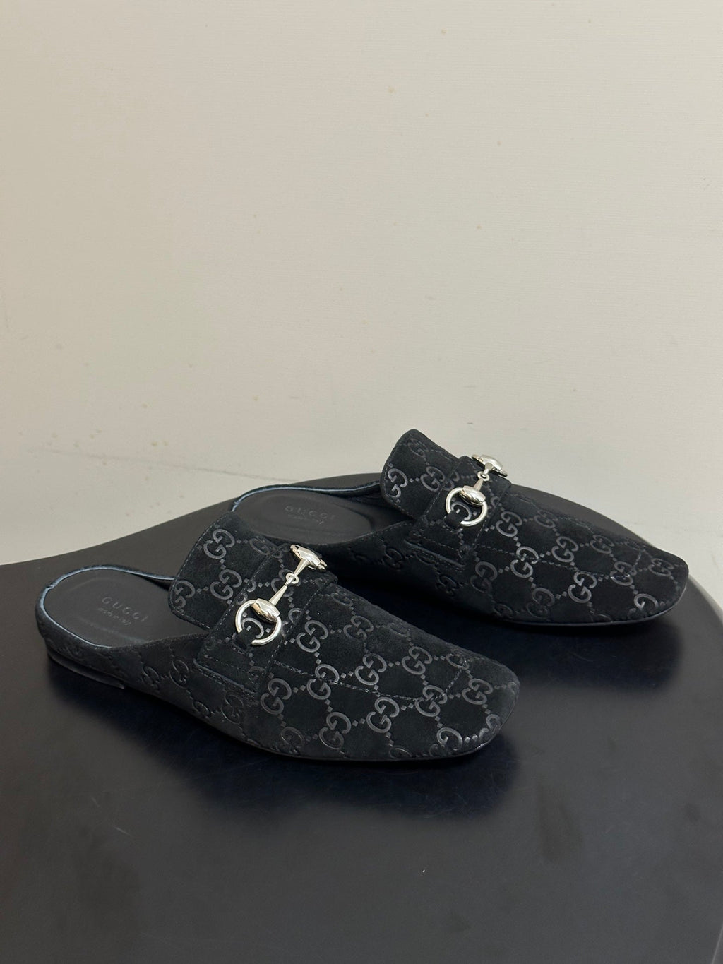 GUCCI 26S HORSEBIT LOAFER MULES IN BLACK SUEDE