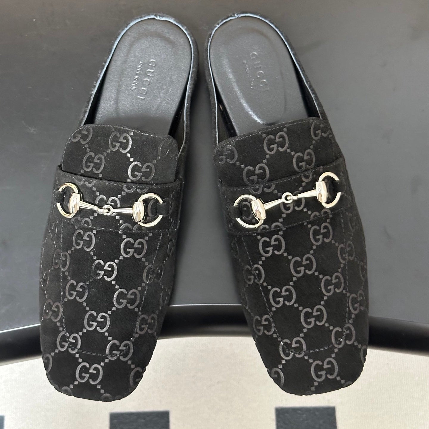 GUCCI 26S HORSEBIT LOAFER MULES IN BLACK SUEDE
