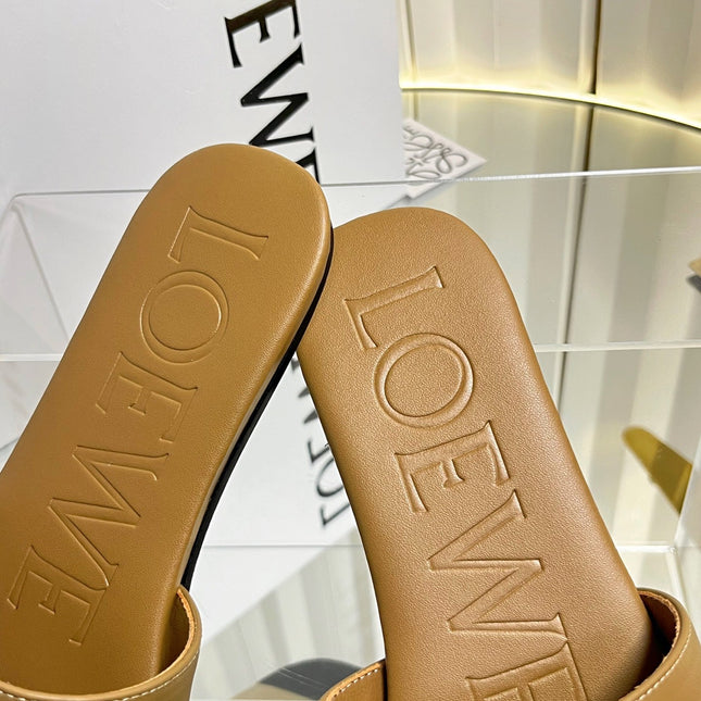 LOEWE 26S LOGO-EMBROIDERED SANDALS IN CAMEL BROWN CALFSKIN