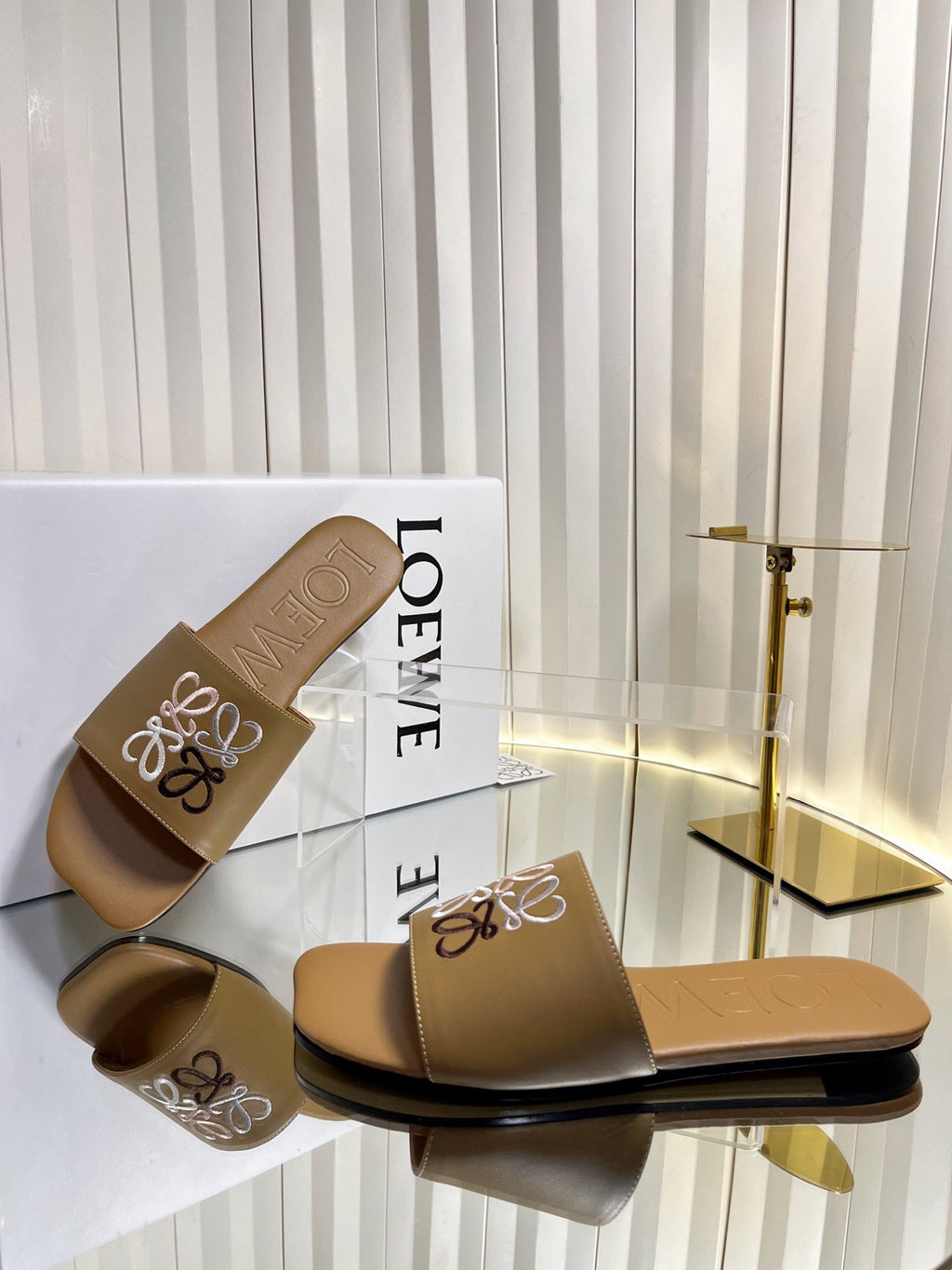 LOEWE 26S LOGO-EMBROIDERED SANDALS IN CAMEL BROWN CALFSKIN
