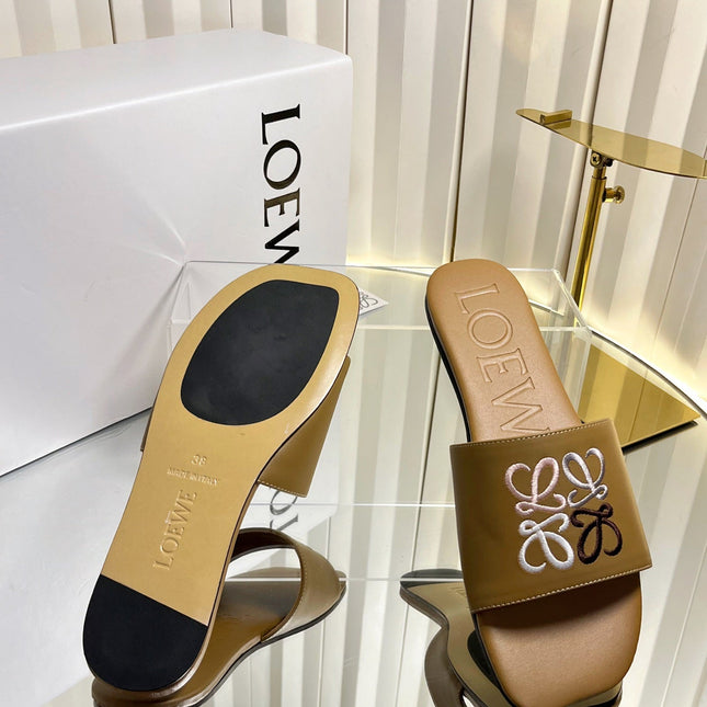 LOEWE 26S LOGO-EMBROIDERED SANDALS IN CAMEL BROWN CALFSKIN