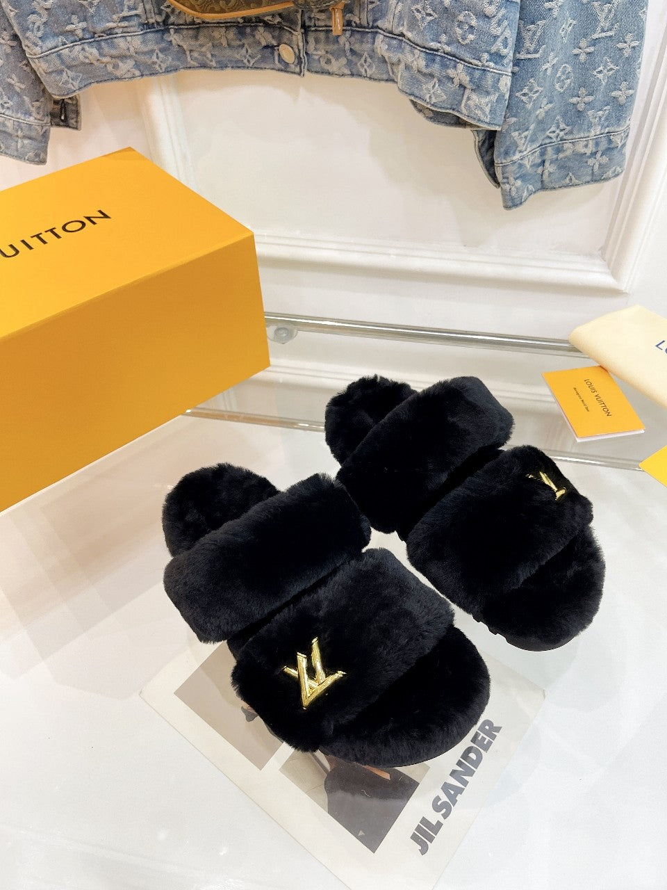 HALF MULE SLIPPERS IN BLACK FLEECE FEATURING METALLIC LOGO