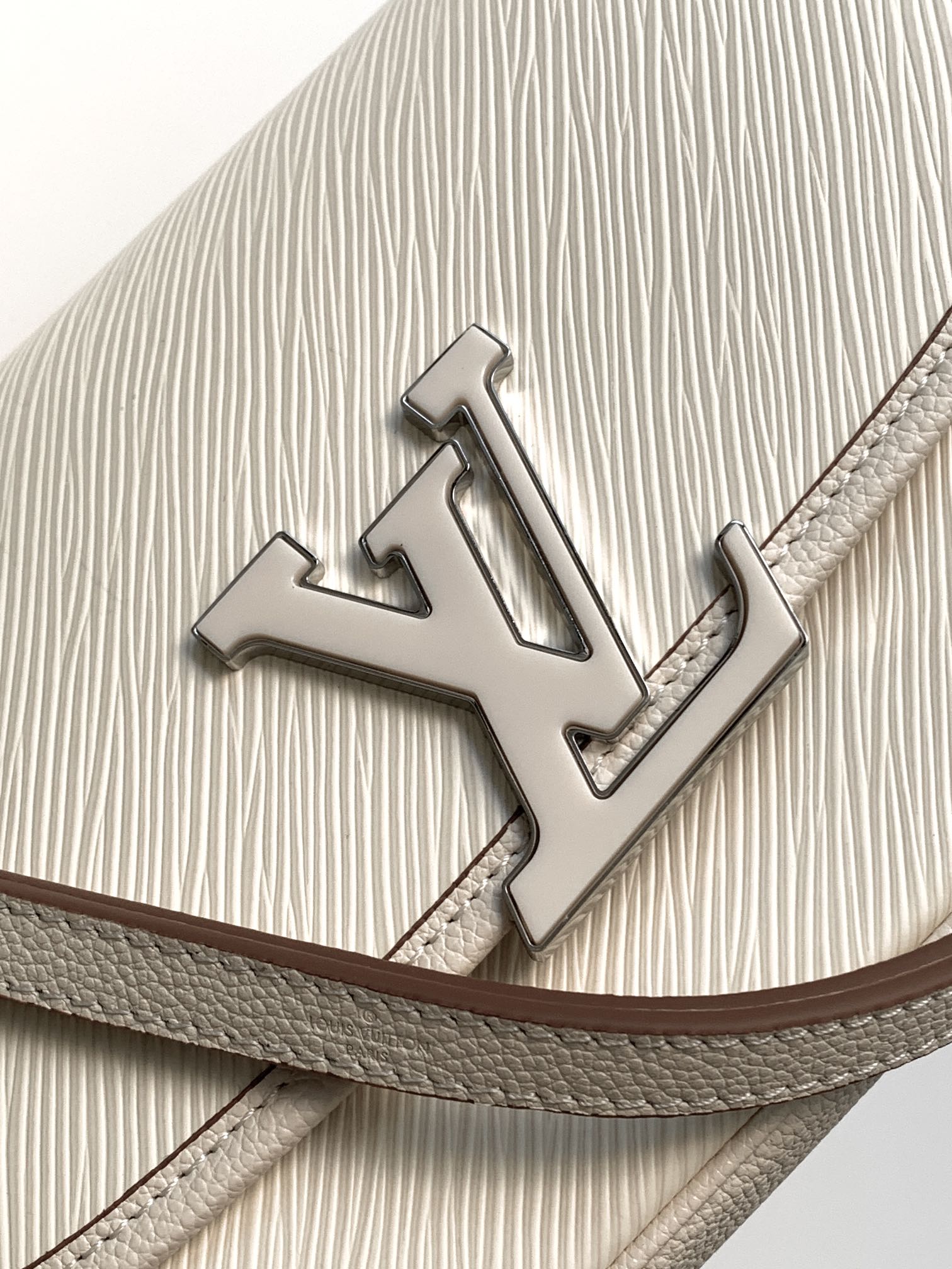BUCI BAG 24 IN QUARTZ WHITE EPI GRAIN COWHIDE