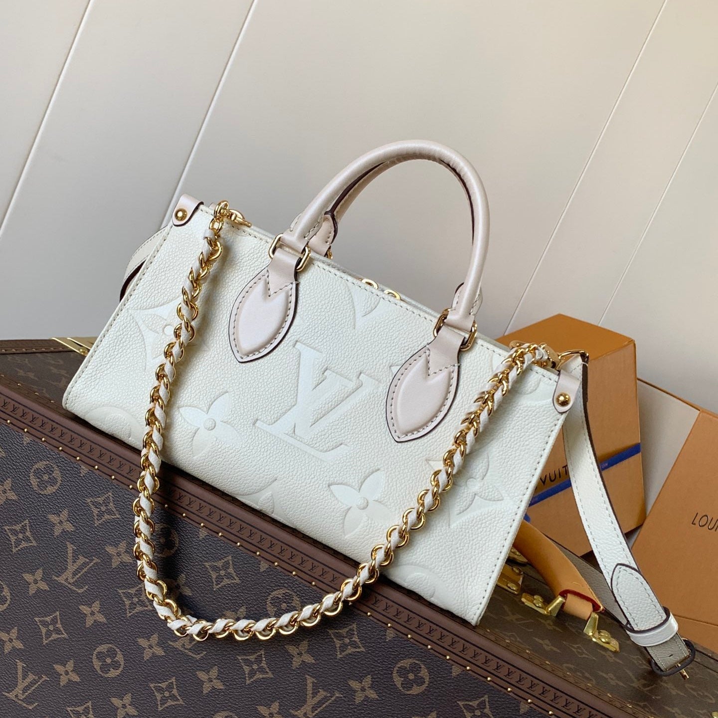 LV 25S ONTHEGO EAST WEST BAG 25 IN CREAM CALFSKIN MONOGRAM EMPREINTE