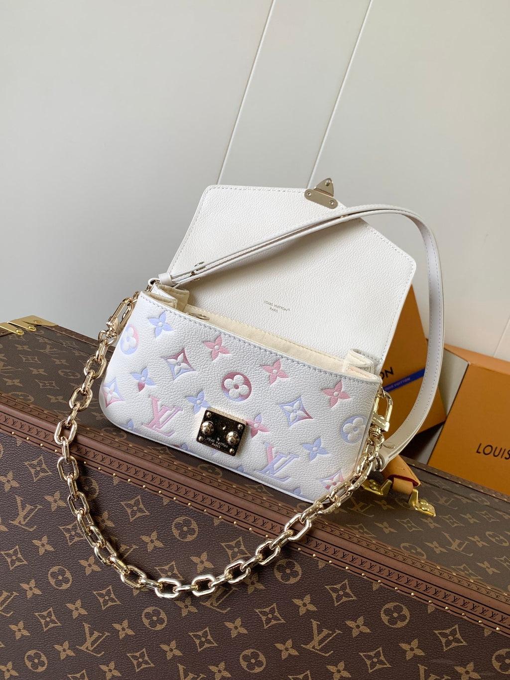 LV 25S EAST WEST POCHETTE MÉTIS BAG 21 IN BEIGE DREAM EMBOSSED TEXTURED CALFSKIN