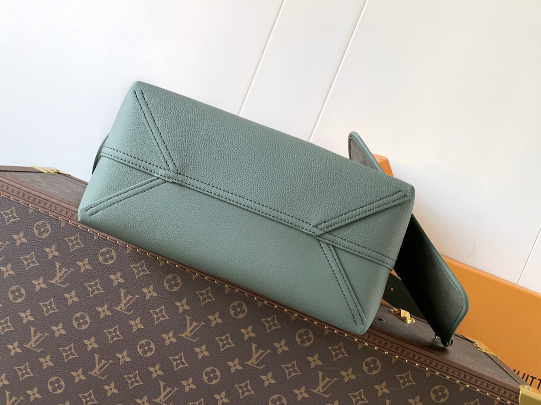 LV 26S VERSO HOBO BAG 33 IN PASTEL GREEN CALFSKIN
