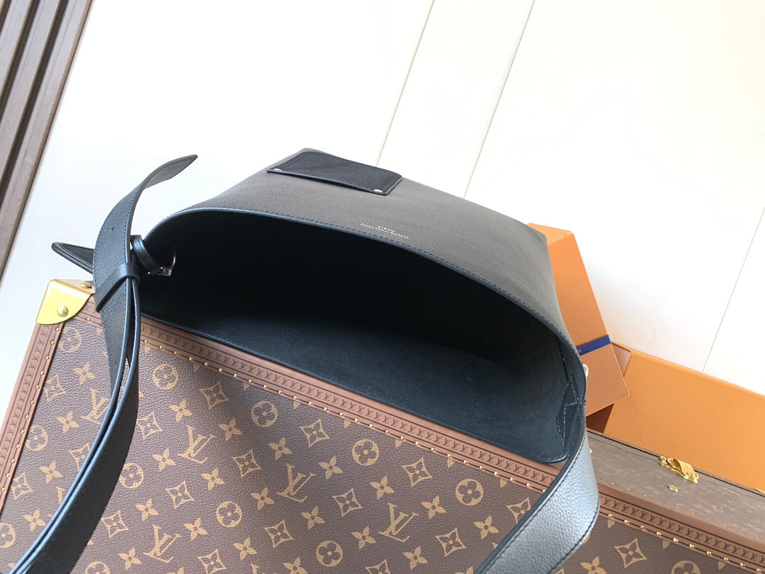 LV 26S VERSO HOBO BAG 33 IN BLACK CALFSKIN