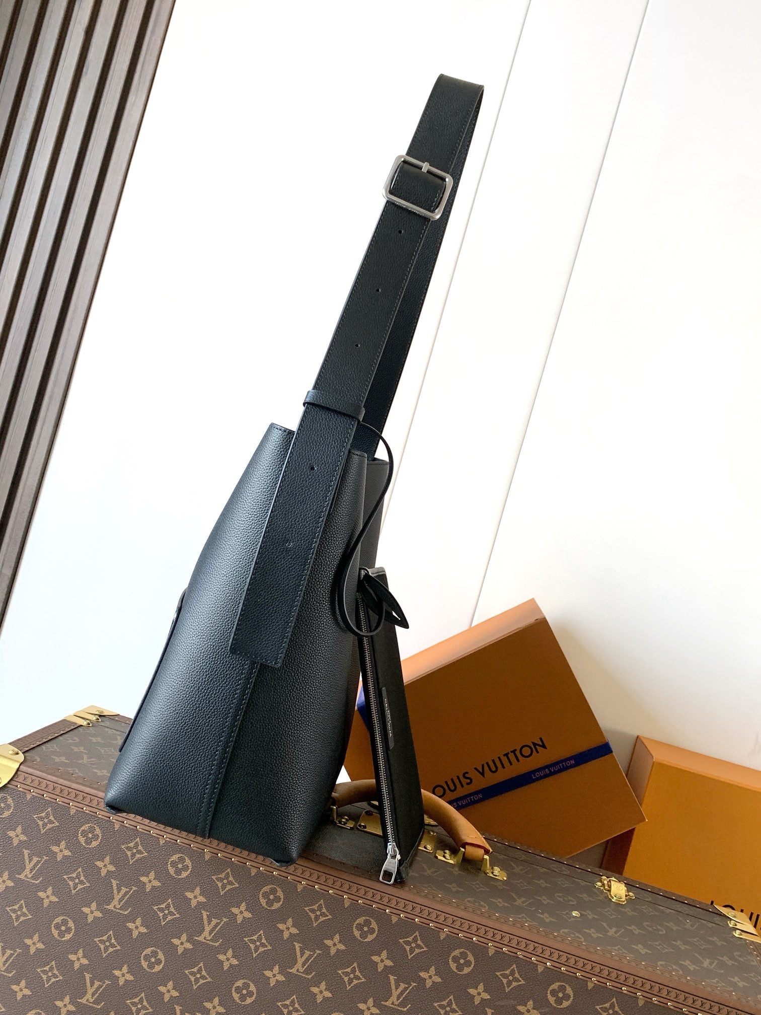 LV 26S VERSO HOBO BAG 33 IN BLACK CALFSKIN