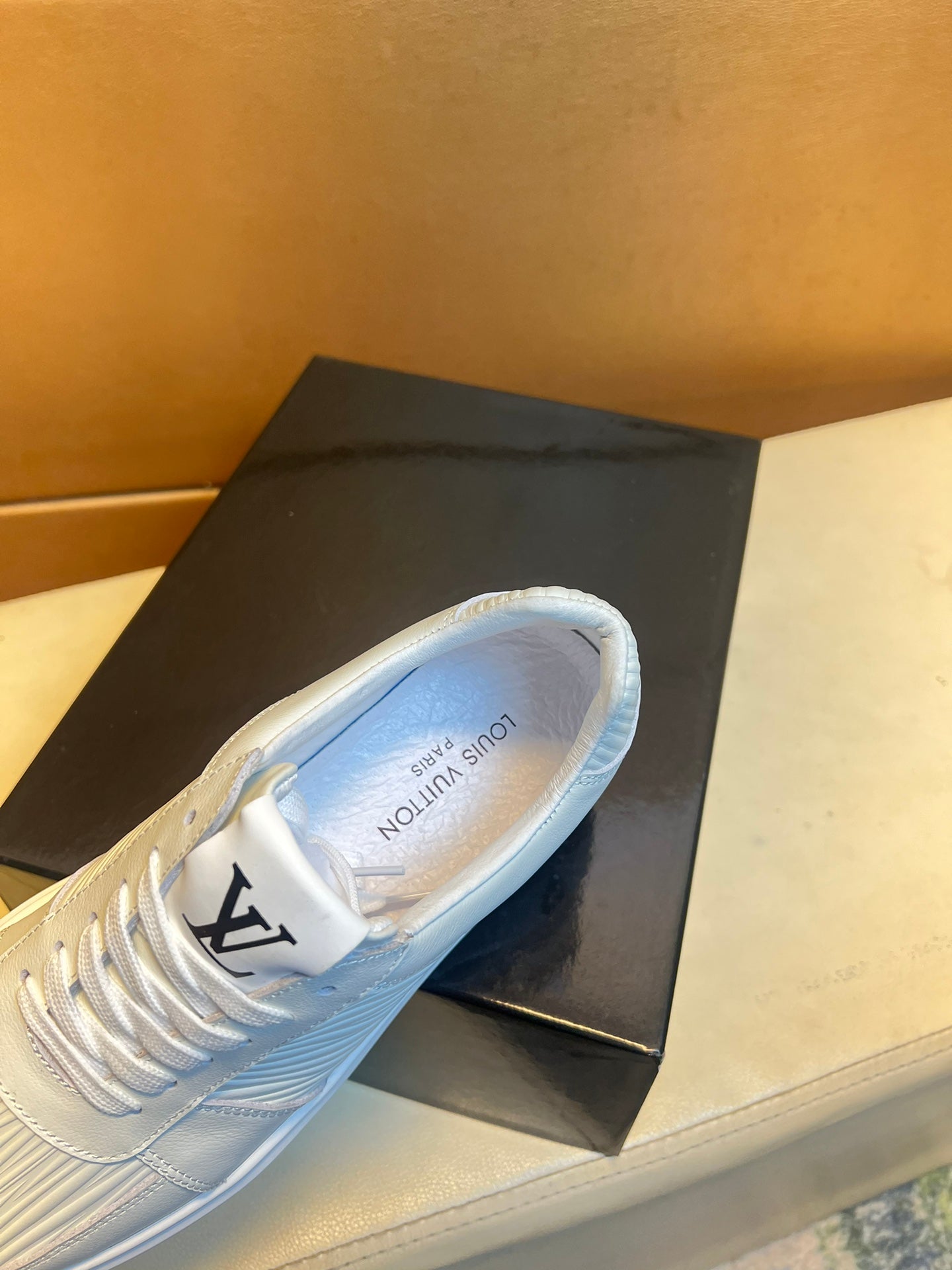 LV SNEAKERS IN WHITE CALFSKIN AND SUEDE