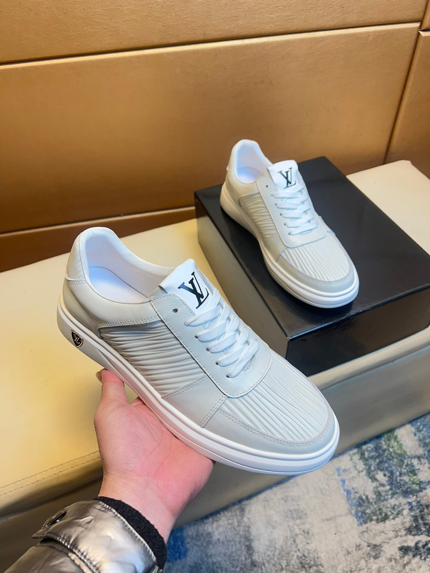 LV SNEAKERS IN WHITE CALFSKIN AND SUEDE