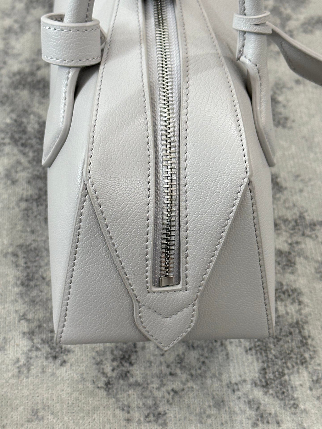 LE TECKEL SMALL BAG 27 IN PLATINUM GOATSKIN