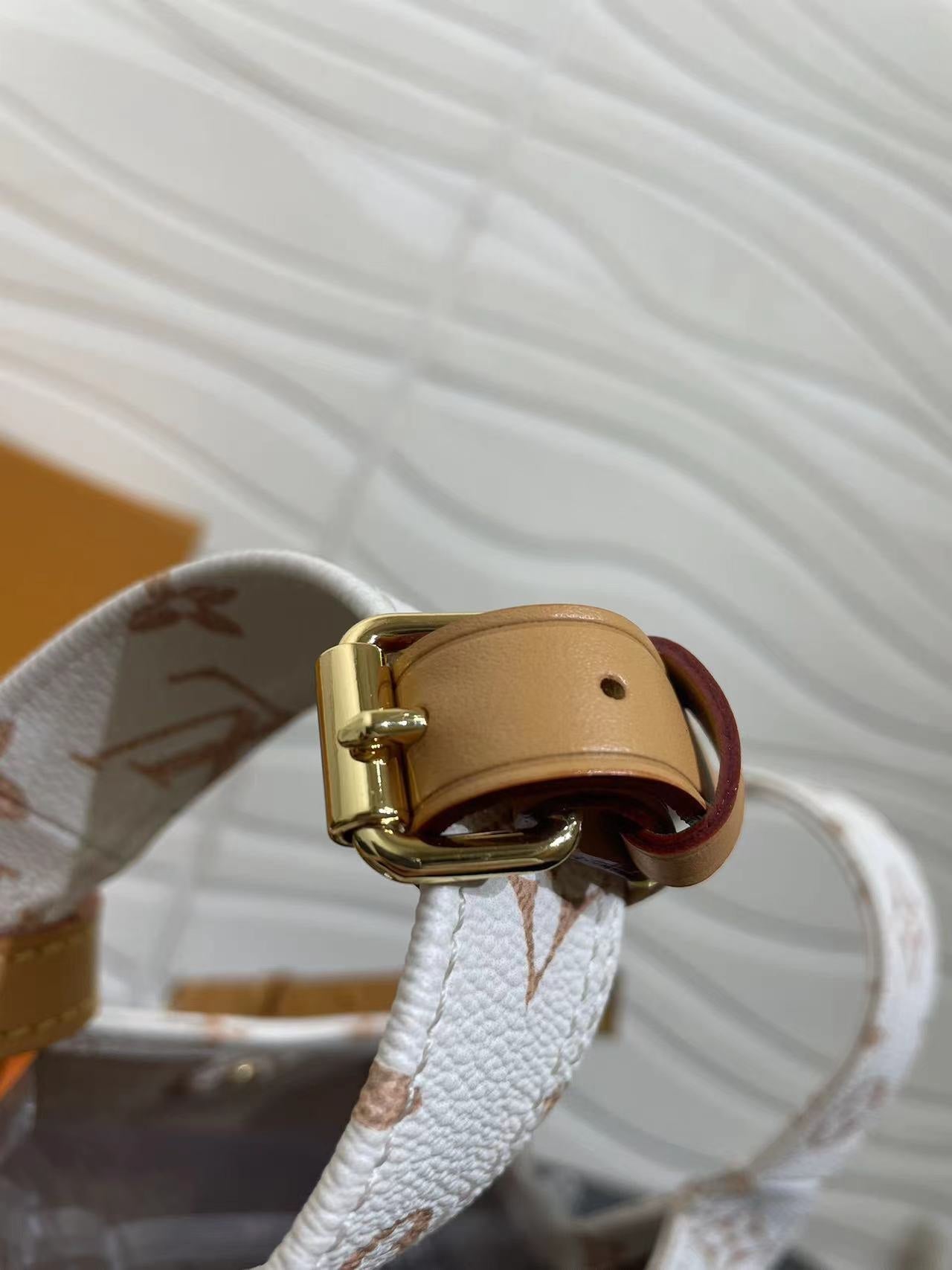 LV ATLANTIS BB 17 IN WHITE MONOGRAM COATED CANVAS