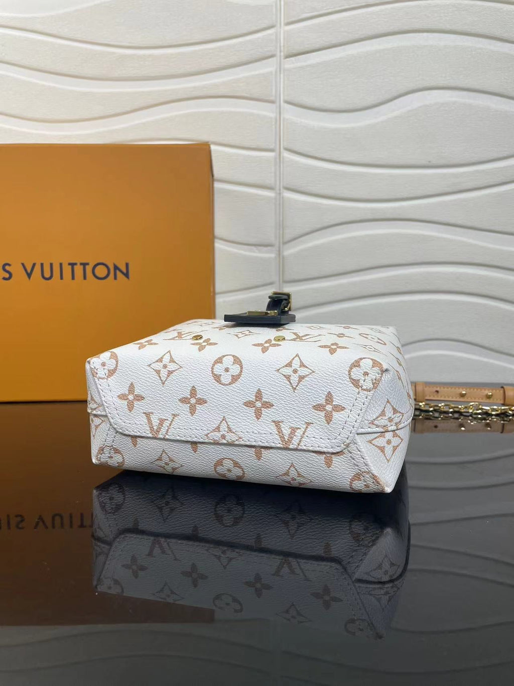 LV ATLANTIS BB 17 IN WHITE MONOGRAM COATED CANVAS